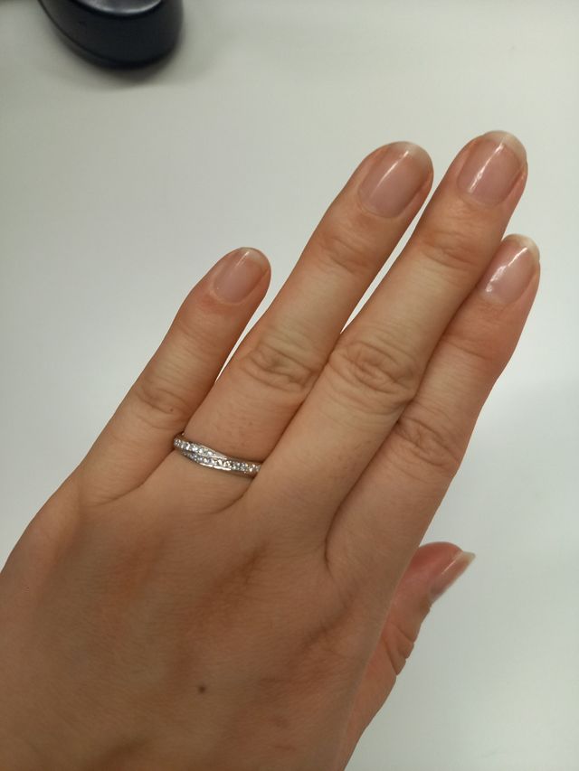 ふたりで手を取り合うのをモチーフにしたデザイン