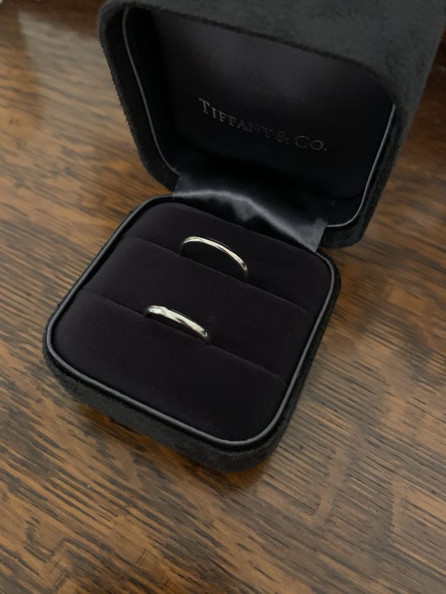 ジュエリーボックスに2本はいります。