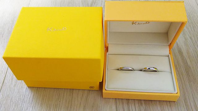 向かって右、男性。
左、(女性はダイヤ5粒入り)