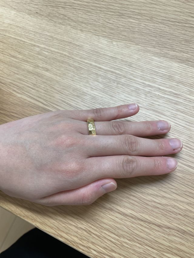 18金を選択し、色黒の私にも合う様に程よい輝きが出ます。