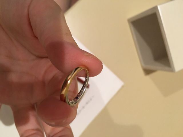 リングの裏に記念日、イニシャルの刻印があります。