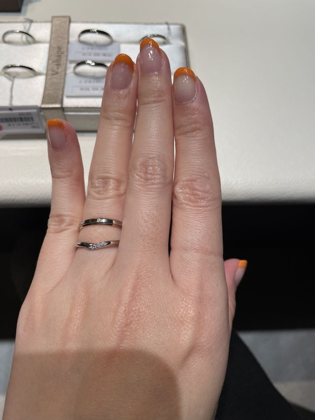 ストレート、Vの形を試着して形のちがいを見比べてみました。