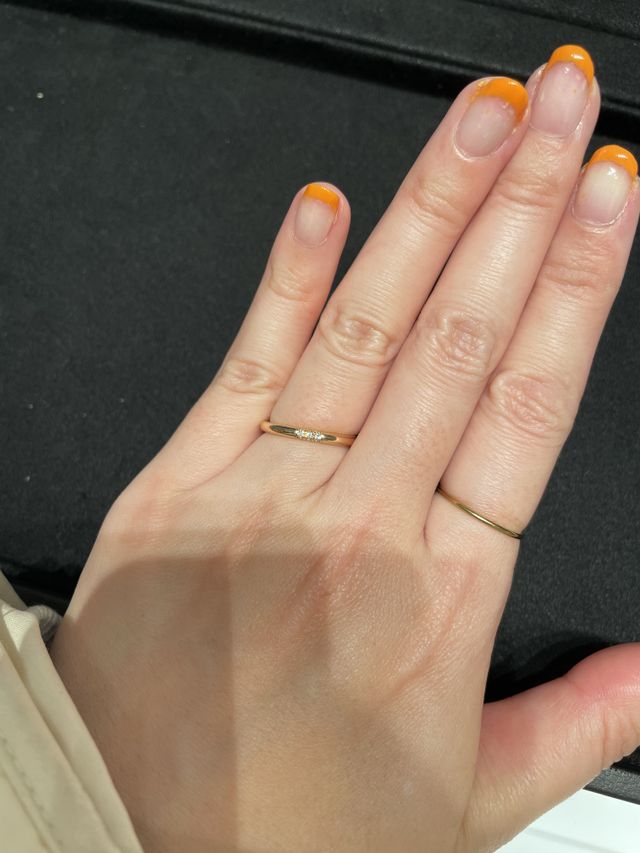 ゴールドリングも試着してみました（人差し指は私物）