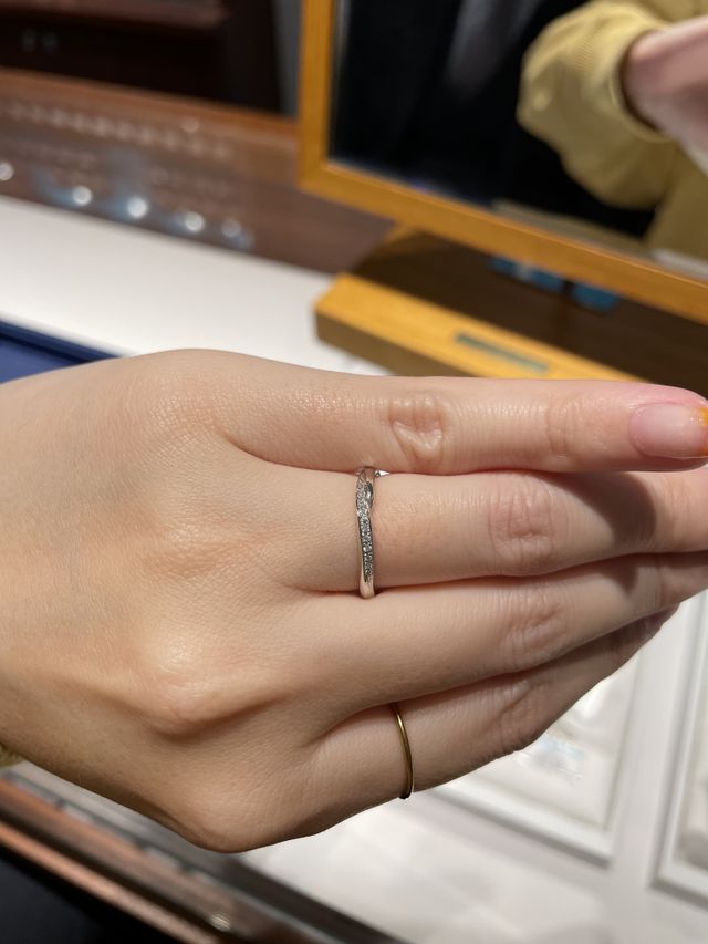 ウェーブタイプ。表面の右半分だけダイヤが入っています。