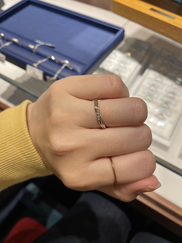 プラチナとゴールドのコンビタイプ。ダイヤ5石。