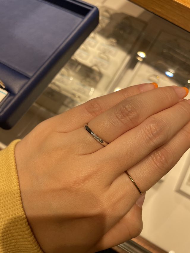 まずはストレート試着。真ん中にダイヤのあるデザイン。