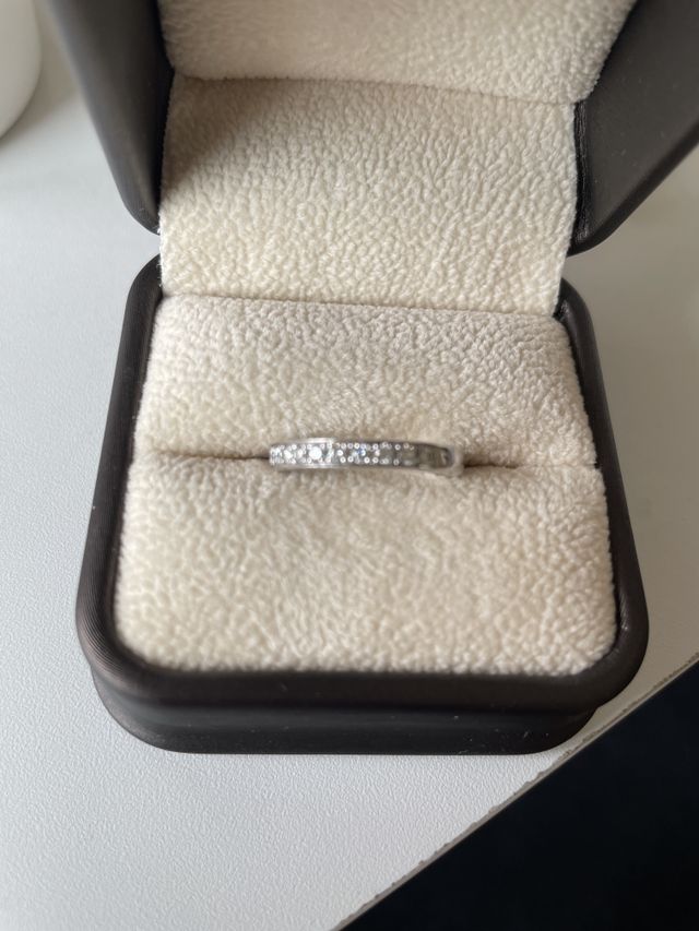 細めでしっかり輝いている