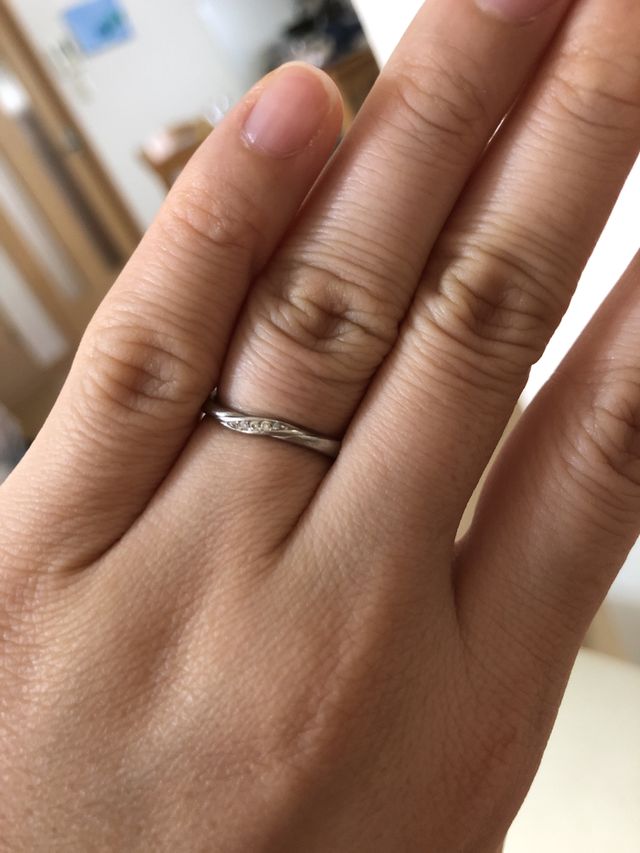 カーブにダイヤが入ってキラキラして素敵です。