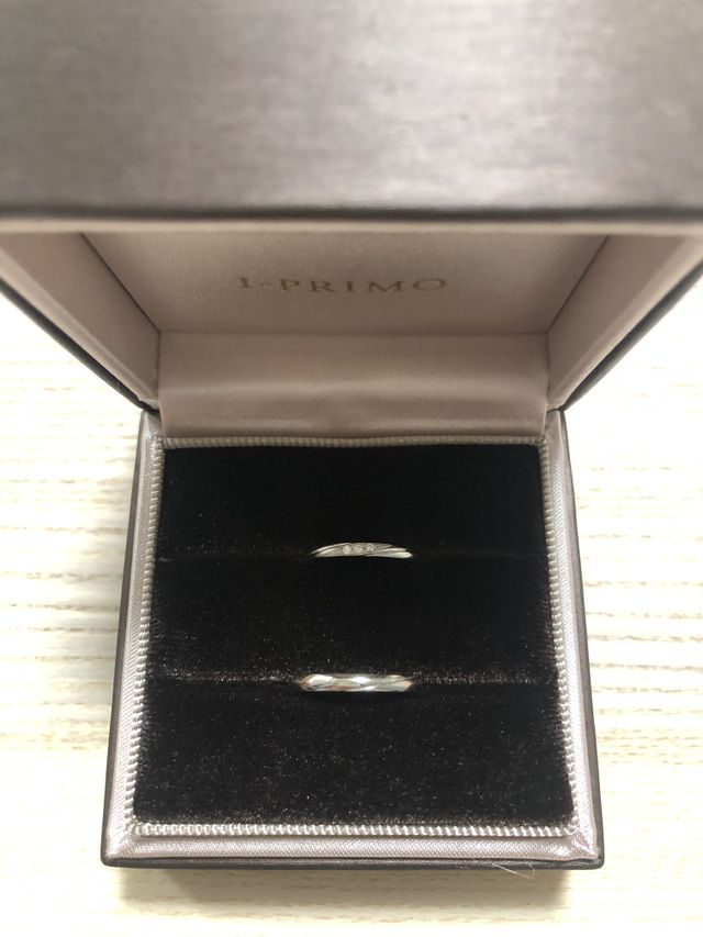 ２つの指輪を重ねるとラインが重なり、とてもお気に入りです。