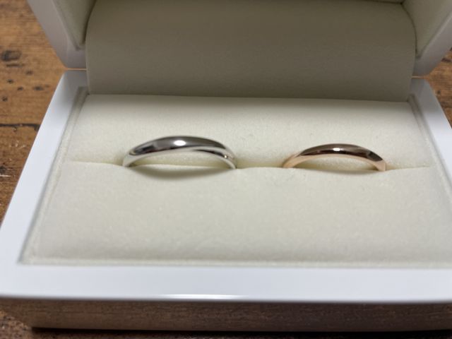 ウェーブタイプ。
シルバー色とピンクゴールド。