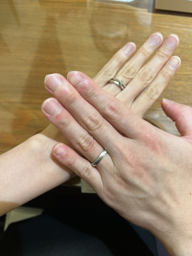 試着した結婚指輪と一緒にパチリ