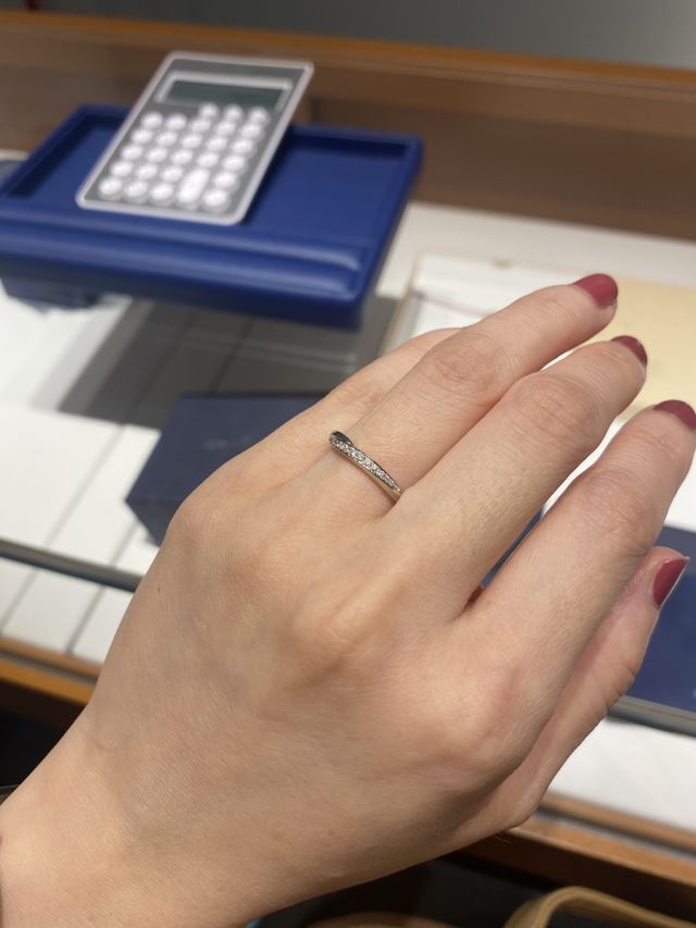 表面にズラーっと並ぶダイヤに一目惚れ！