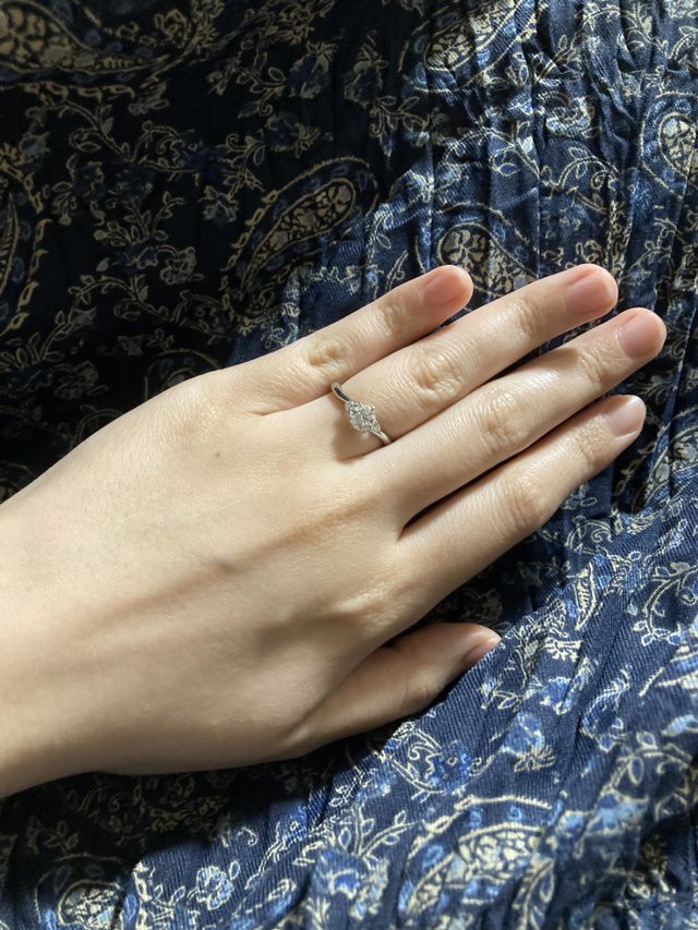 婚約指輪の着用画像