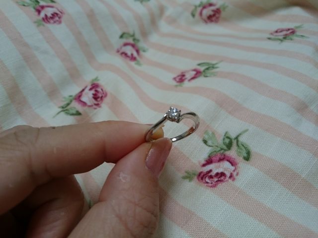 爪で留めてあるので輝きます