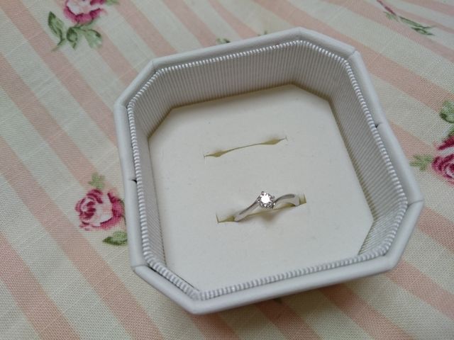 シンプルなS字の一粒ダイヤです