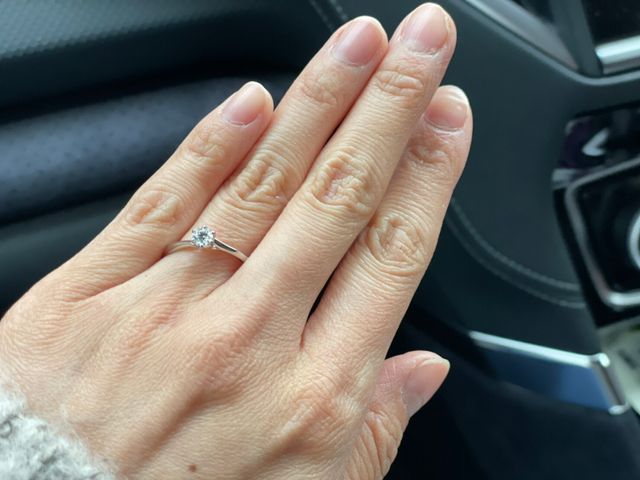 爪を4本にし、横からもダイヤが見れるものにしました。