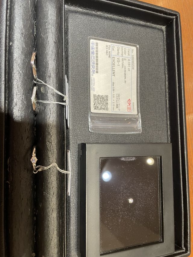 婚約指輪と結婚指輪
婚約指輪につけるダイヤモンド