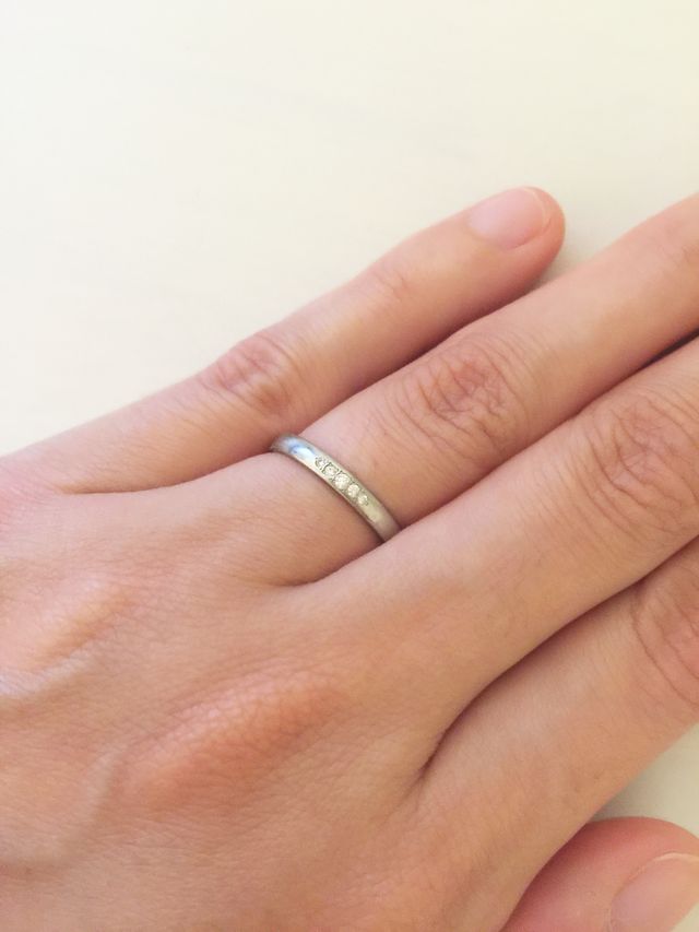 指輪を装着した状態のアップです。小さいダイヤがついています