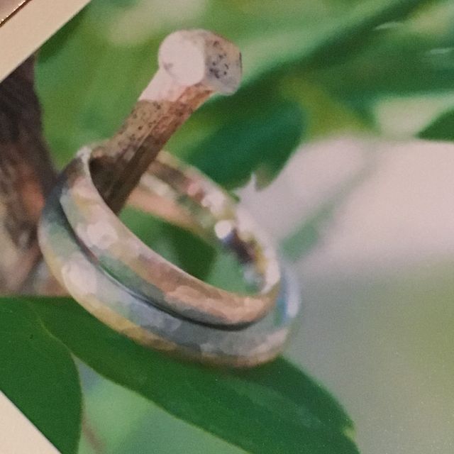 レッド＆グレーゴールドのコンビ