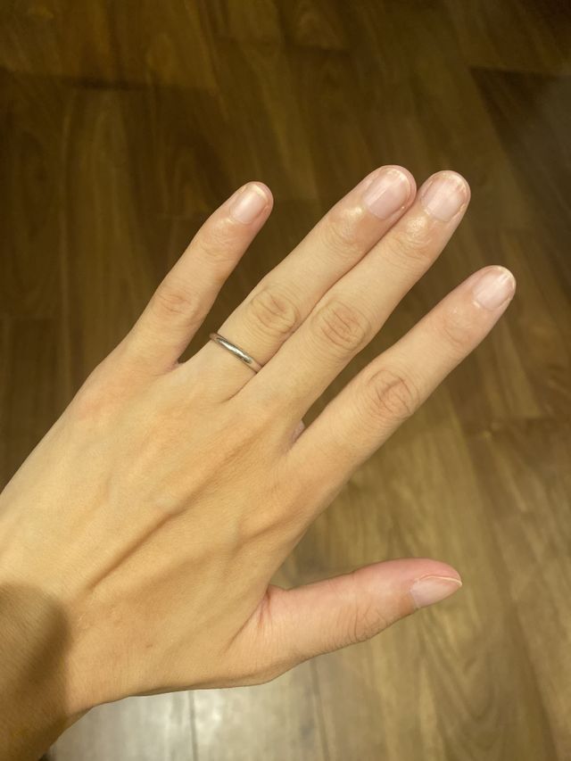 指輪着用時です。とてもシンプルな指輪です。