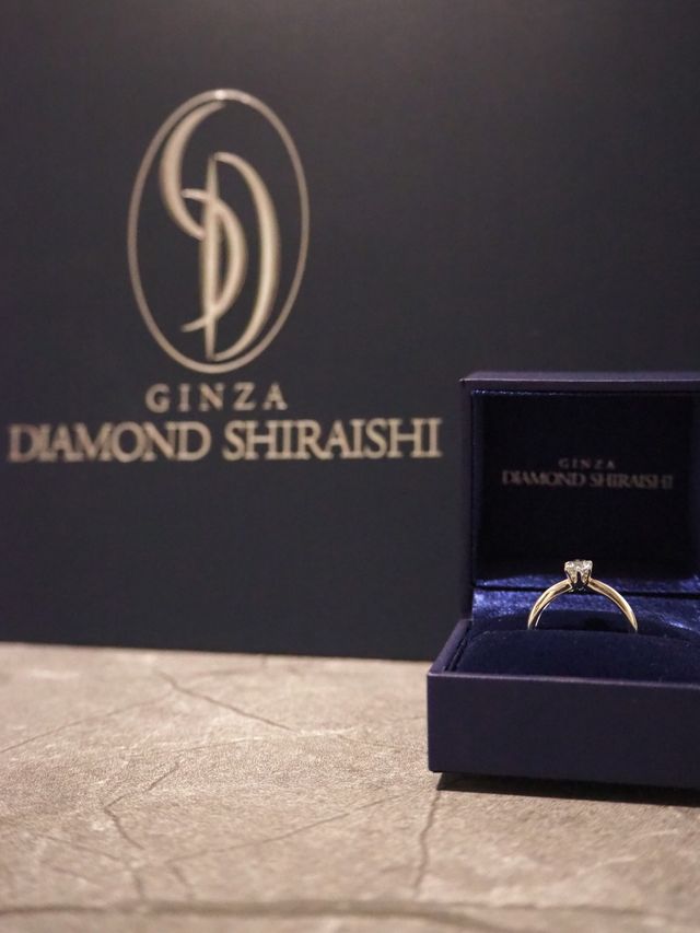 少し高さがありリングのフチが細いため、指が細く見えます。