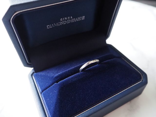 リングのサイドまでダイヤモンドがあるデザインです。