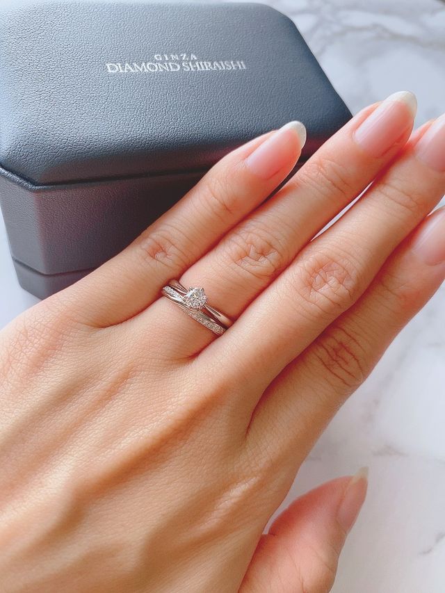 リングを重ね付けをしても1つのデザインのようになります。