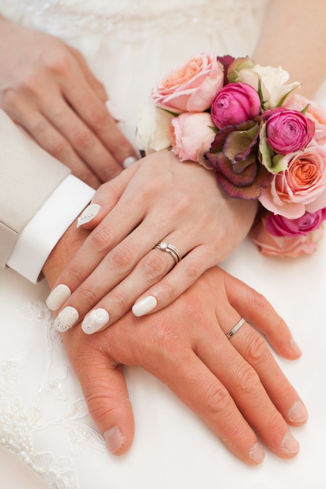 婚約指輪との重ね付けをした時の写真です。下が主人の手です。