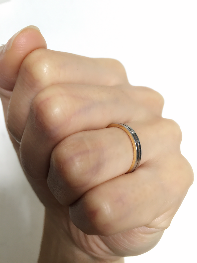 内側がピンクゴールドになっています。