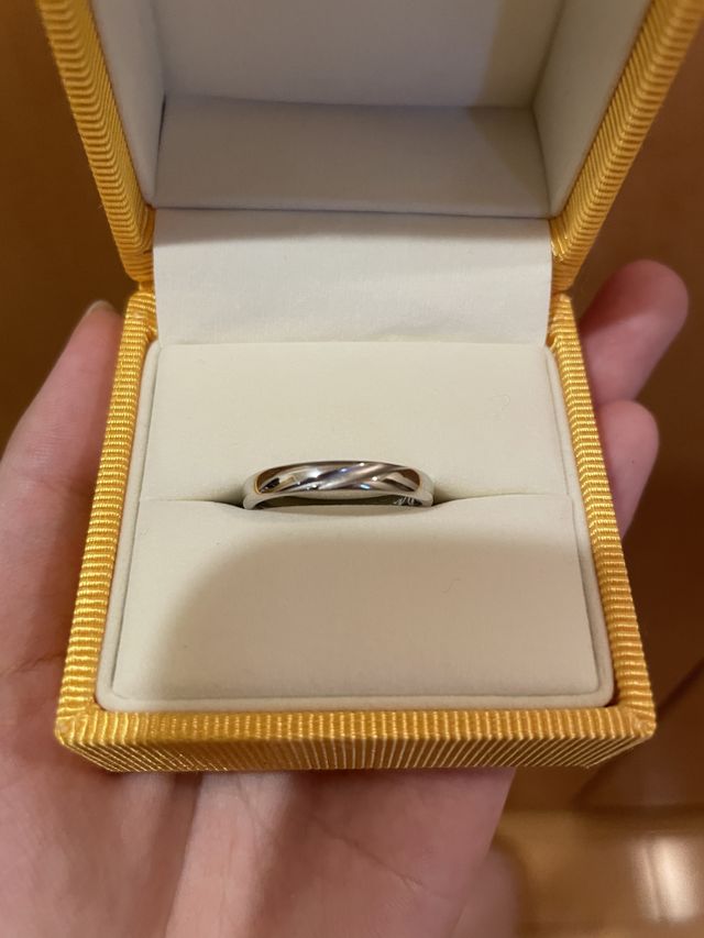 マット加工でリボンの切れ端がはいっています。