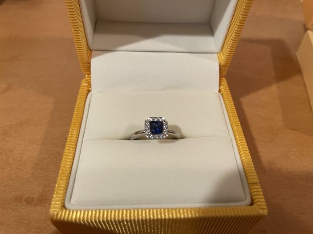 エメラルドカットのブルーサファイヤをメレダイヤで囲いました。