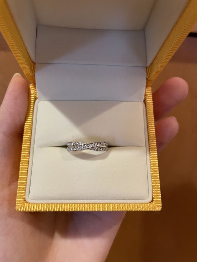 リボンに見えるようにハーフエタを2連にしたデザインです。