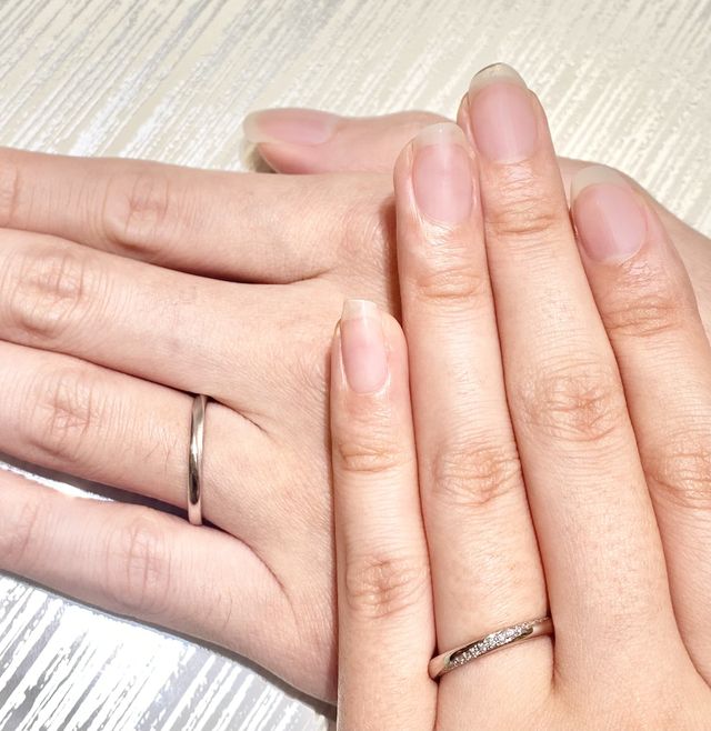 彼の指輪はマットが効いたもの・私の指輪はダイヤのラインあり