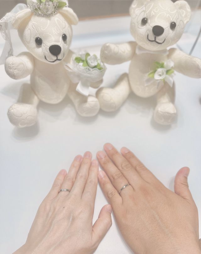 女性用は3石のハートアンドキューピッドです。