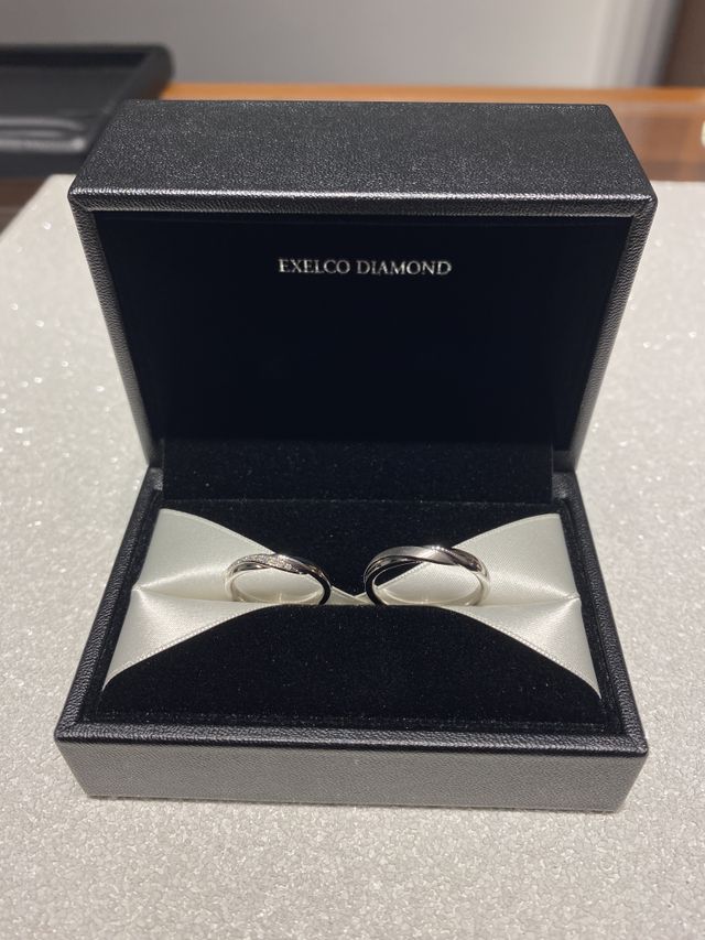 新郎はつや消し加工のもの、新婦はダイヤモンド加工のもの。
