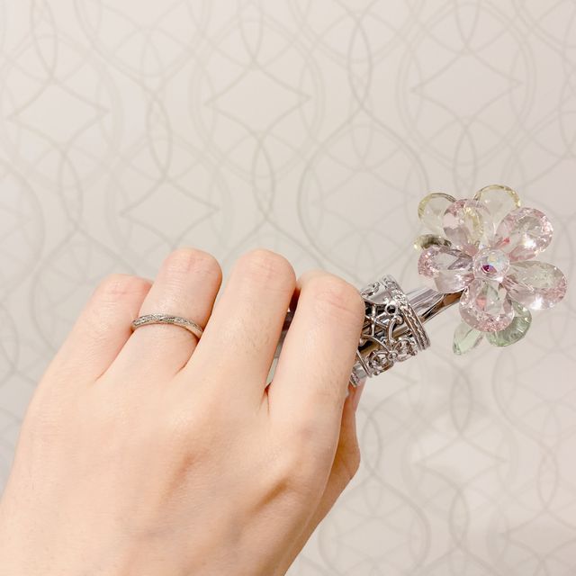 着用時の写真です。控えめなキラキラでかわいいです。