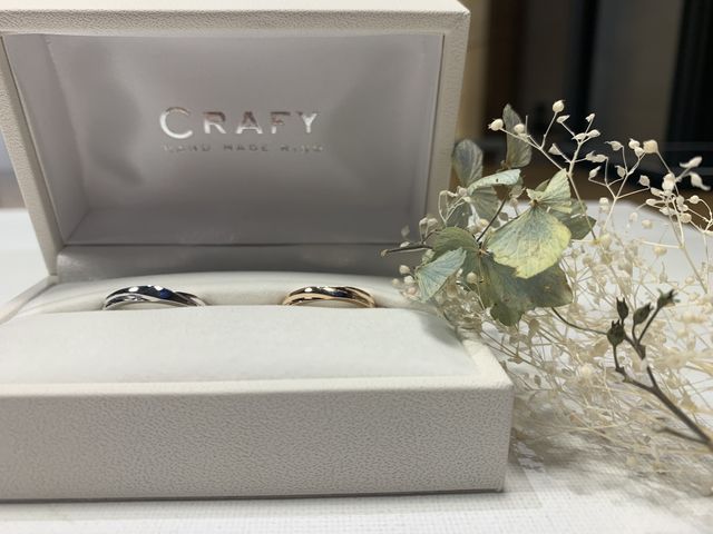 夫はプラチナ、妻はピンクゴールドでお揃いのデザインです。