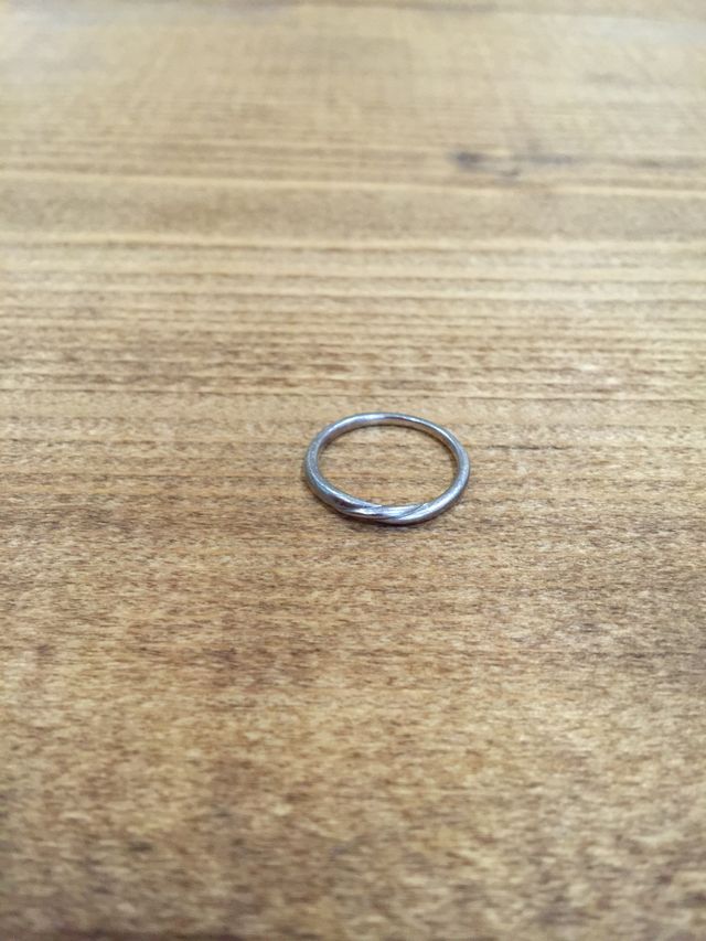 リングに波のようなカットがされています。