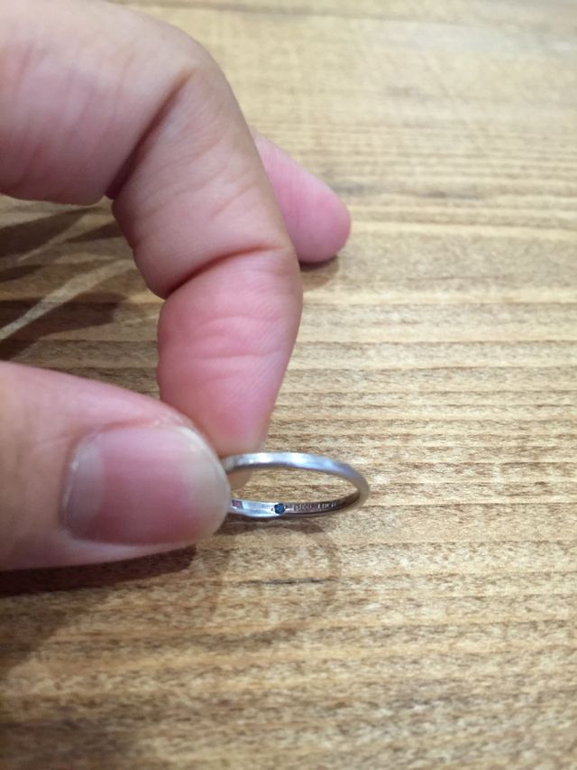 内側にブルーダイヤを埋め込みました。