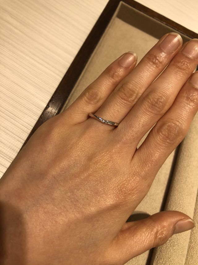指の細さにしっくりくるデザイン。シンプルですが小さいダイヤも
