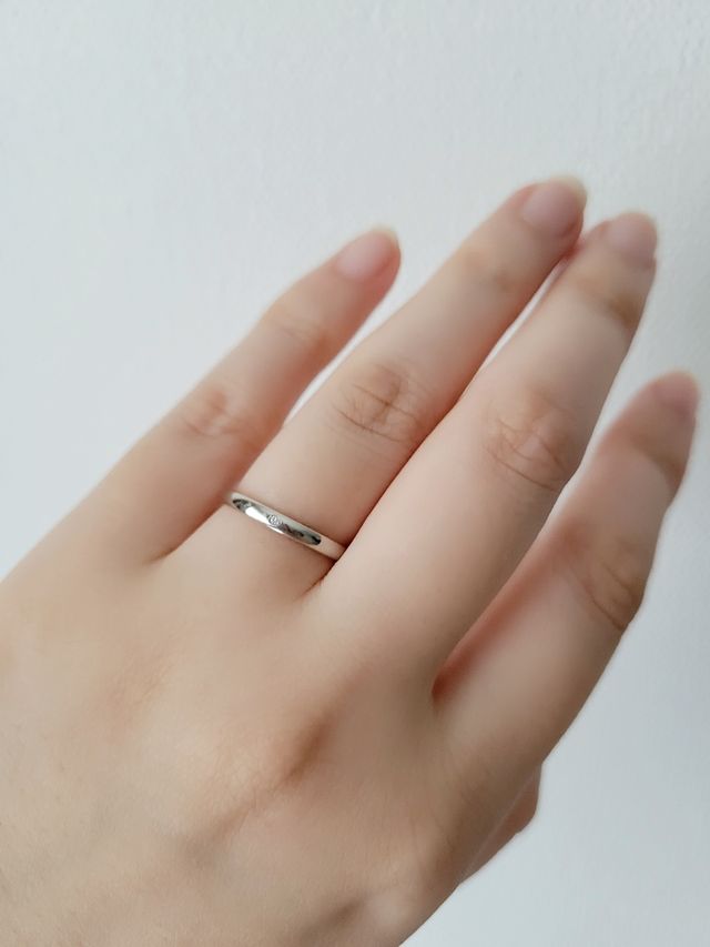 新婦の結婚指輪。新郎の指輪はこれと同じ形でダイヤなし。