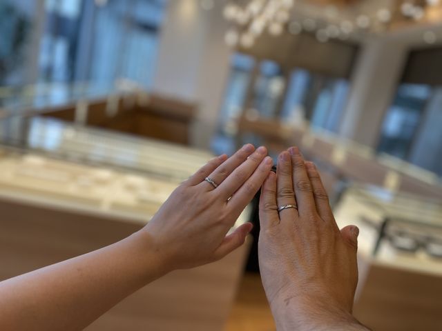 結婚指輪を受け取った時の写真です。
