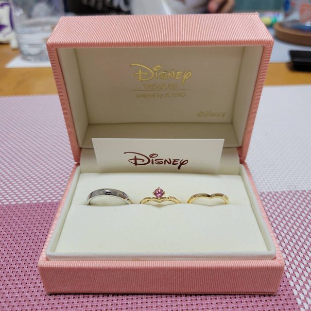 左右：結婚指輪、中央：婚約指輪です！