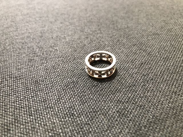 シルバーにロジウムコーティングです。