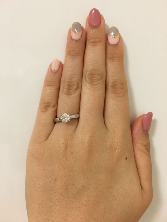 石に向かってリングが細くなっているので、より引き立ちます。