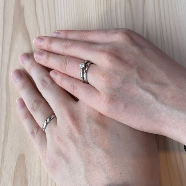 入籍時に着用。婚約指輪との重ね付けにもピッタリでした。