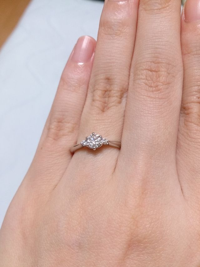 実際に指にはめた状態です。