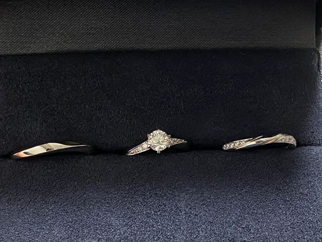 婚約指輪と結婚指輪を同時に購入。
暗がりでもダイヤが綺麗。