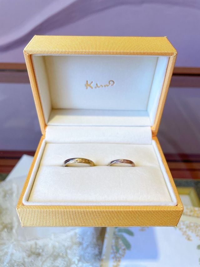 2色でできたリング。表面に波をあしらい、永遠の愛を意味づけ。