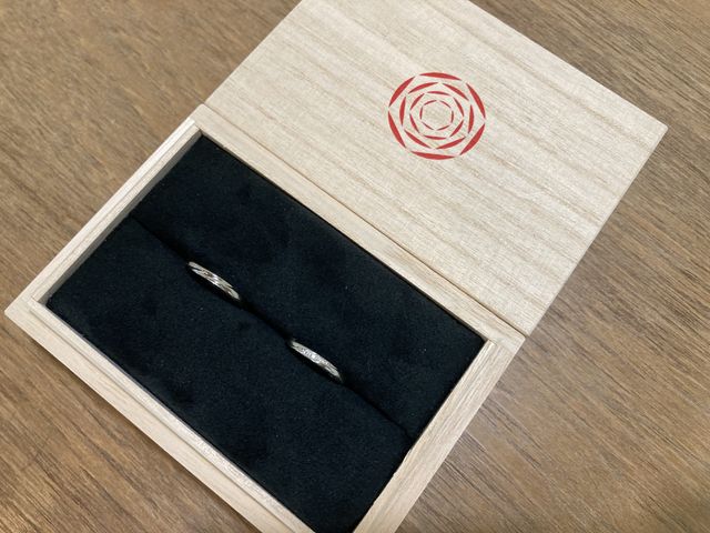 受け取ったばかりの指輪、木箱が素敵！